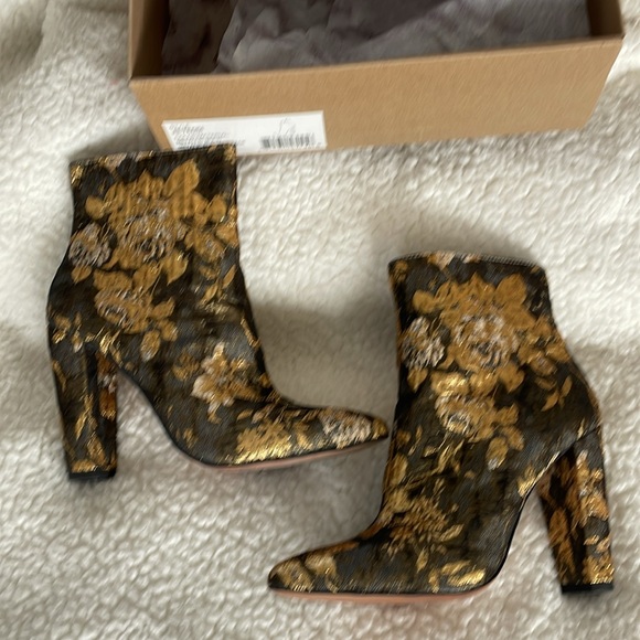 Sexy JS boots sz 6 true to size. Gold & Black ankle boots. Wore maybe 2 times. - Picture 11 of 13